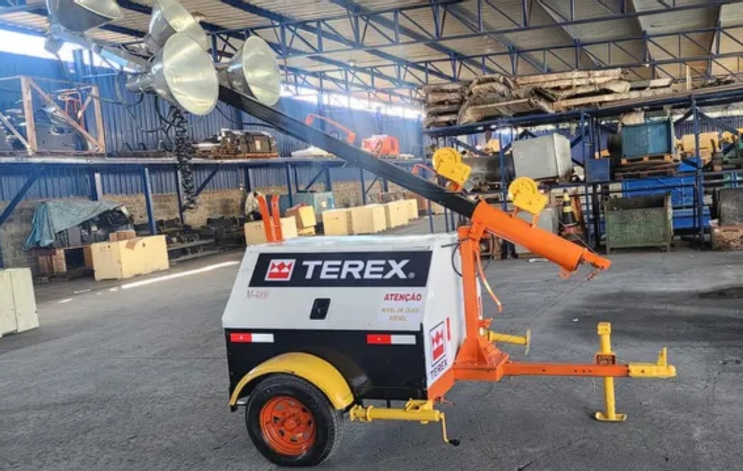 Torre de Iluminação Cabinada 